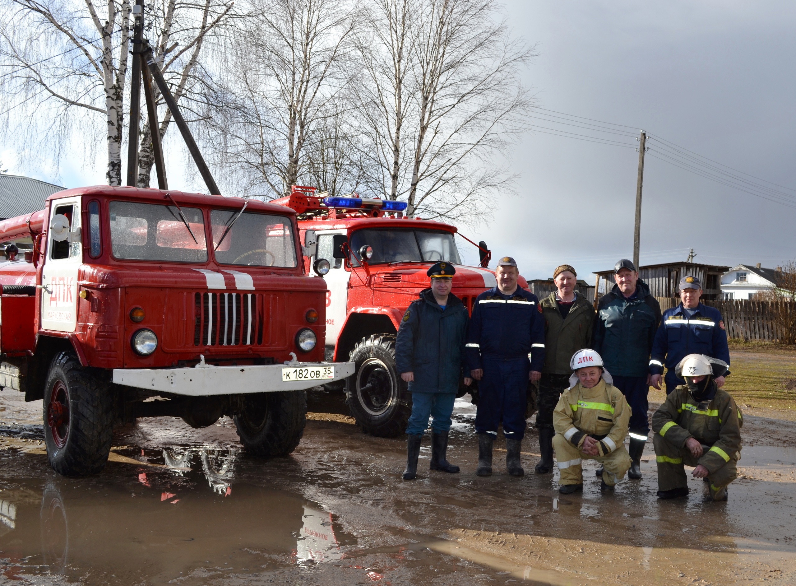 В деревне Беловской, что в Авксентьеве, тренировались огнеборцы добровольной пожарной команды.
