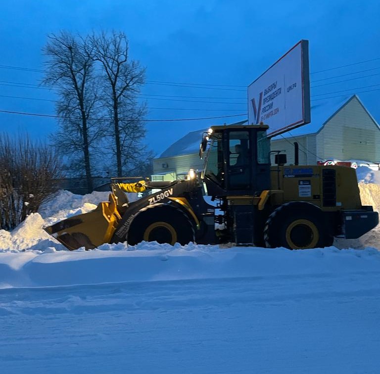 В округе продолжаются работы по расчистке снега.