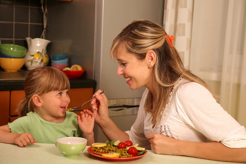 «Взрослая еда»: какие продукты не стоит давать детям.