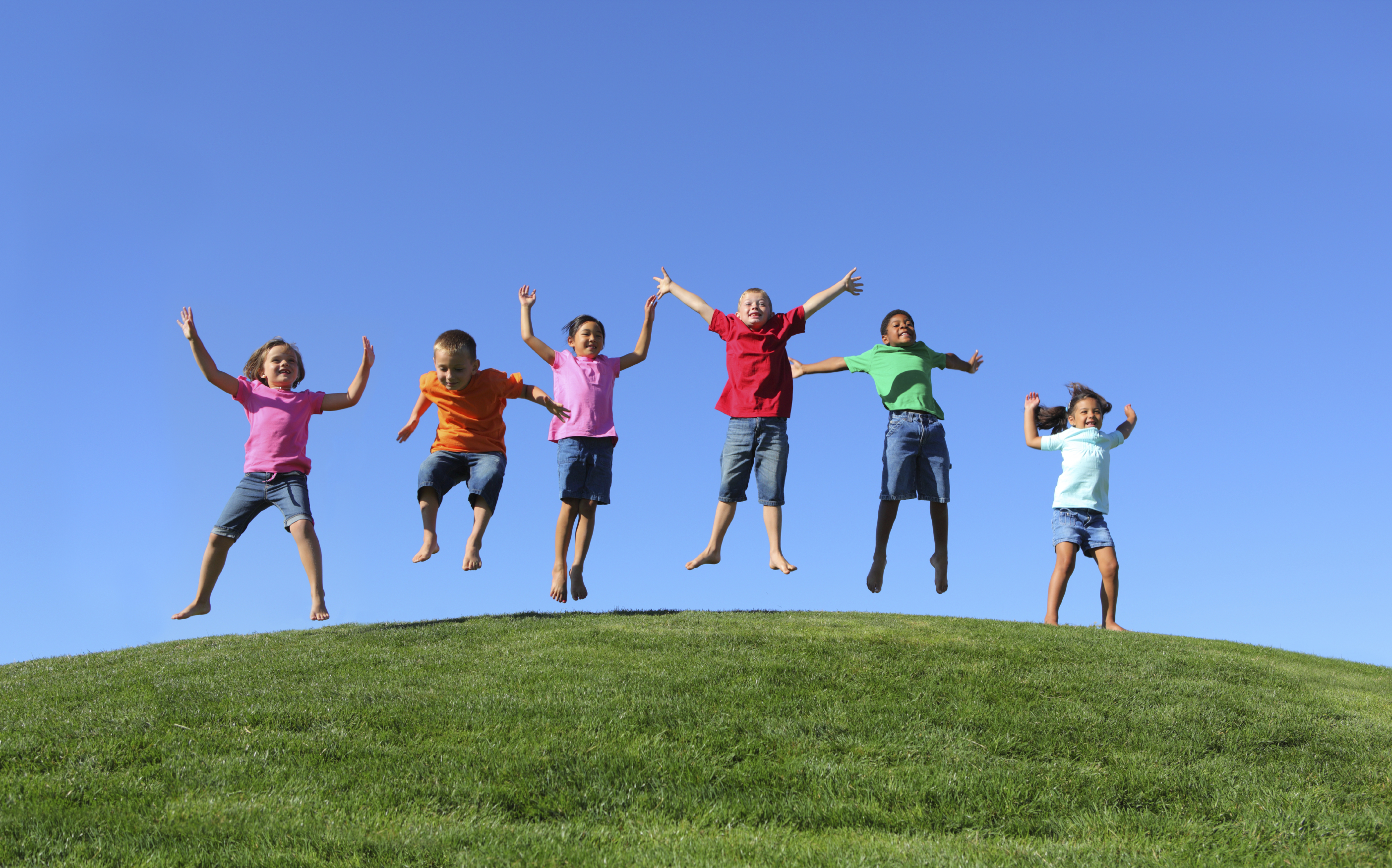 Physkids. Дети прыгают. Дети в прыжке. Радостные дети. Здоровые счастливые дети.