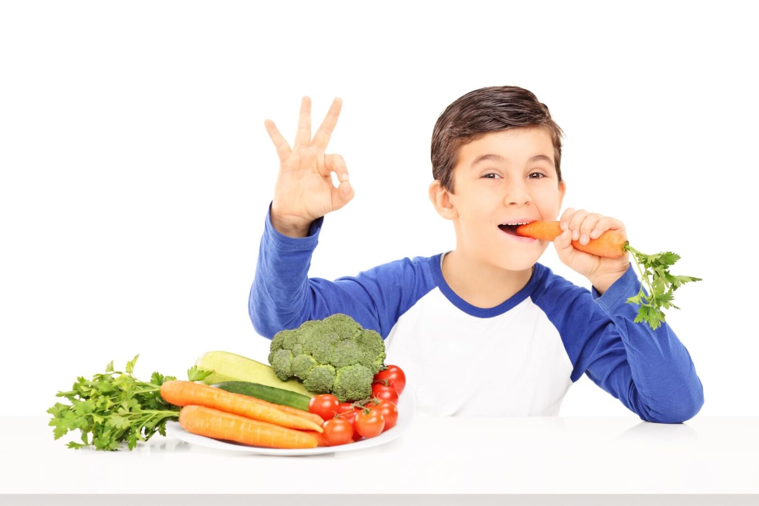 They like vegetables. Здоровое питание для подростков. Овощи для детей. Еда для детей. Человек ест.