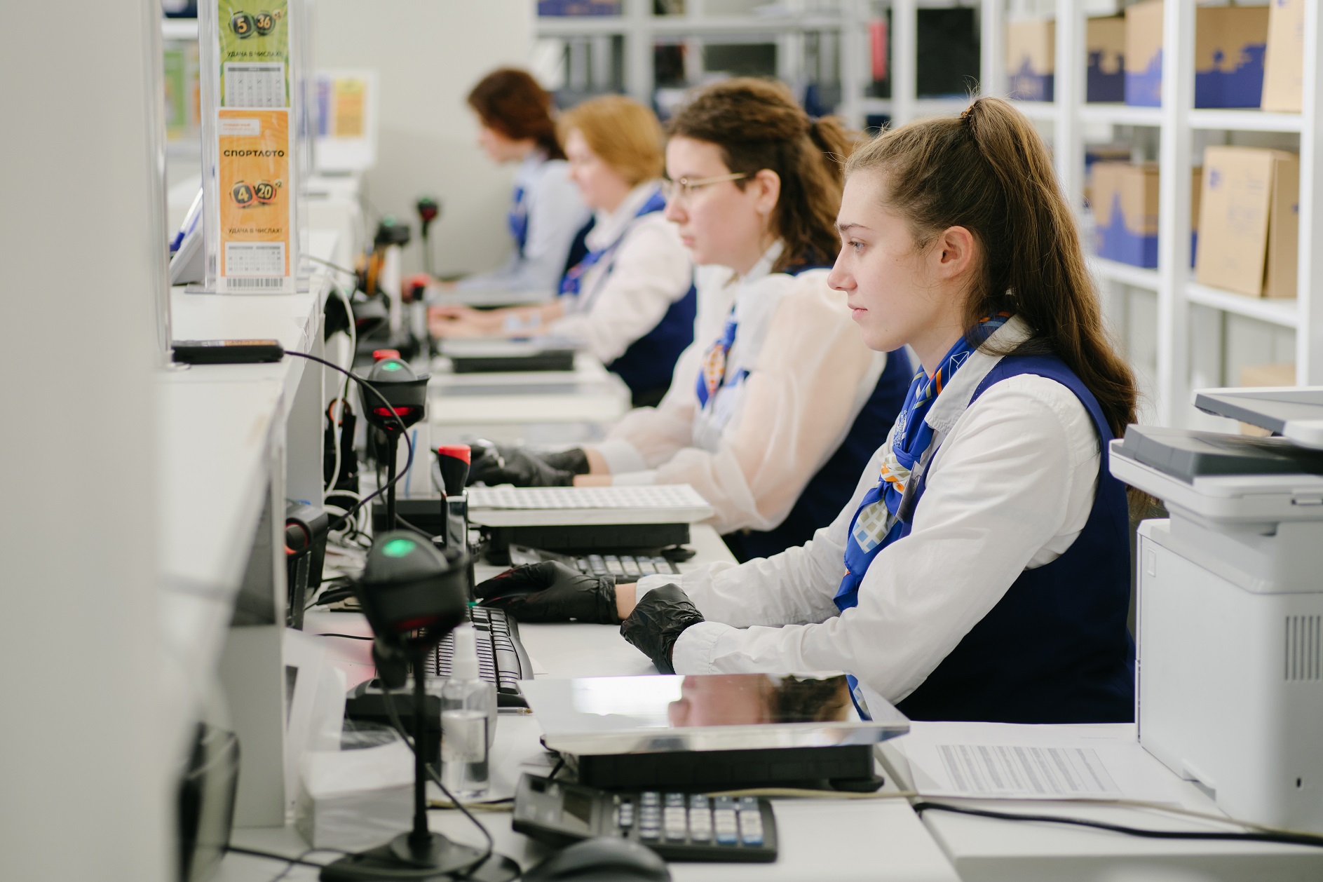 Почта России повысила зарплаты 115 000 сотрудников основных производственных профессий.
